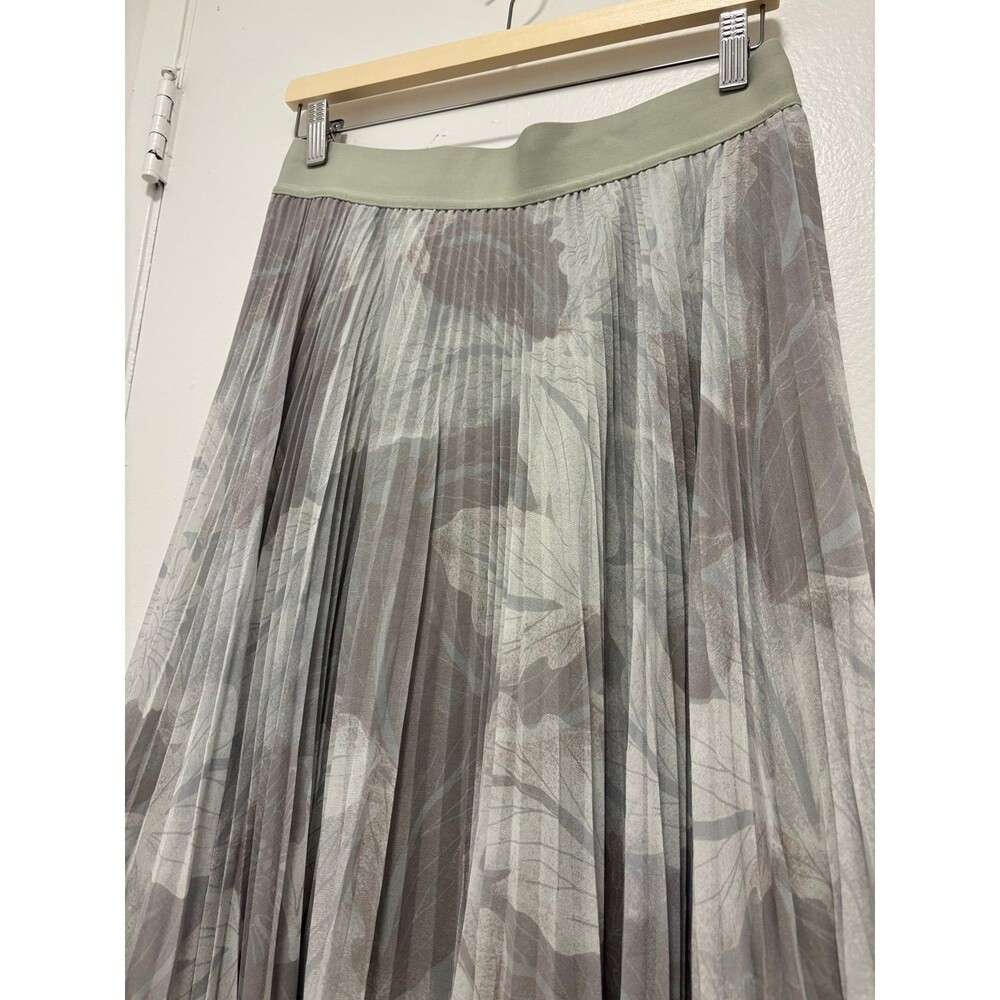 NWOT Aritzia Wilfred Twirl Skirt in a sage green leaf/floral pattern Size L - Picture 6 of 6